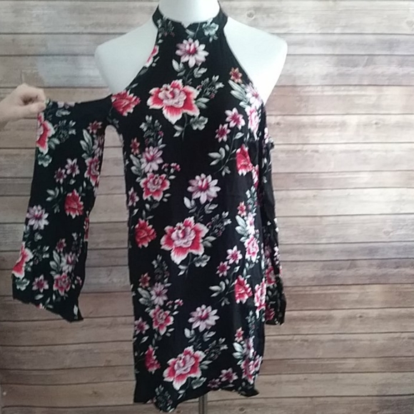 Forever 21 Dresses & Skirts - 🎈Sale🎈Forever 21 Cold Shoulder Dress Size Small